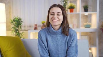 portret van schattig en gelukkig jong vrouw Bij huis. vrolijk jong vrouw hebben pret Bij huis op zoek Bij camera en lachend. video