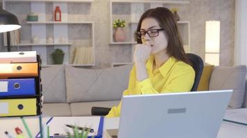 frustriert jung Geschäft Frau Arbeiten beim Laptop im Zuhause Büro. müde und frustriert jung Geschäft Frau besorgniserregend Über Arbeit Stress Problem beim Zuhause Büro Schreibtisch. video