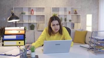 en colère femme d'affaires séance à bureau travail de Accueil sur portable et ayant rage. Jeune femme travail dans Accueil Bureau sentiment frustré et éclatement avec colère. video