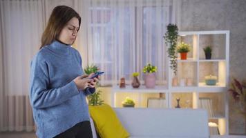 triste joven mujer mirando a teléfono inteligente pantalla, insatisfecho con malo Noticias mensaje. joven mujer mirando a móvil teléfono pantalla, sensación triste y frustrado recepción malo Noticias mensaje o correo electrónico. video