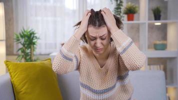 depressief jong vrouw zittend Bij huis en op zoek Bij camera ongelukkig. depressief en gekweld jong vrouw op zoek Bij camera, eenzaamheid, wezen verlaten, familie ruzie. video