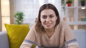 affascinante giovane ragazza guardare a telecamera strizzando l'occhio e sorridente. contento e allegro adolescenziale ragazza sorrisi e strizza l'occhio guardare a telecamera. video