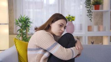 huis alleen en depressief jong vrouw, attent jong vrouw lijden van ongeluk. video