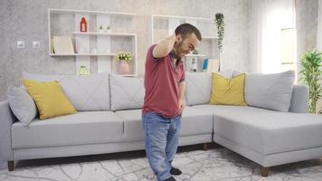 Jeune homme avec nanisme triste à Accueil ennuyé et déprimé. Souffrance de misère et solitude, le nain Jeune homme est ennuyé et indisposé à maison. video