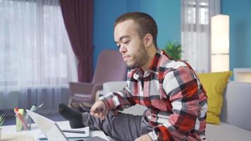 inteligente e feliz Desativado anão jovem homem trabalhando a partir de casa conectados às computador. feliz e alegre inteligente anão homem trabalhando a partir de casa às computador, chegando acima com Novo gênio e criativo Ideias. video