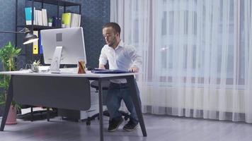 Zwerg Mann Arbeiten im seine Büro. deaktiviert Zwerg Mann mit ein Datei im seine Hand kommt zu seine Büro und geht zu das Computer. video