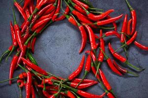 chile pimienta, rojo caliente chile pimientos en oscuro antecedentes. cerca arriba grupo de maduro rojo chile foto