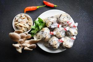 Fresco gris ostra seta en lámina, cocido ostra seta para Cocinando comida - procesada comida calle seta paquete foto