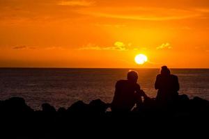 puesta de sol sobre el mar foto