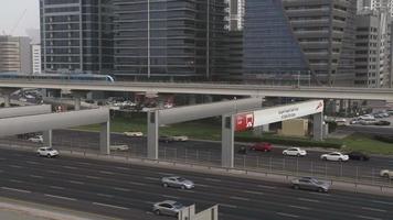 verkeer, auto's rit Aan bezig snelweg in Dubai video