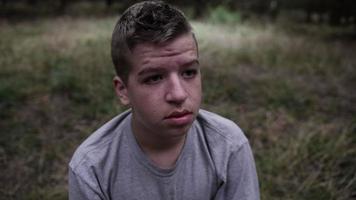 Jeune adolescent garçon avec triste, inquiet expression video