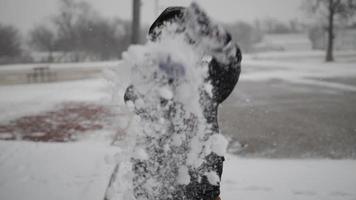 joven chico, niño, niño, lanza nieve en el aire, lento movimiento, jugando video