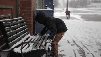 jung Junge spielen mit Schnee auf kalt Winter Tag video