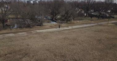 drone, aereo, giovane uomo a piedi su strada nel piccolo cittadina video