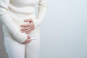 mujer con dolor de estómago. cáncer de ovario y de cuello uterino, trastorno del cuello uterino, endometriosis, histerectomía, fibromas uterinos, sistema reproductivo, menstruación, diarrea y concepto de embarazo foto