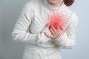 mano de mujer sosteniendo dolor de pecho. enfermedad cardíaca, enfermedad de angina y síntoma enfermedad de ataque cardíaco cardiovascular, aterosclerosis, día mundial del corazón hipertenso y concepto de salud foto