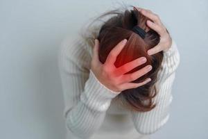 mujer con dolor de cabeza. estresado, migraña, día mundial del tumor cerebral, accidente cerebrovascular, demencia, alzheimer, parkinson y concepto mundial de salud mental foto