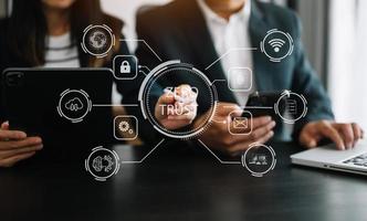 cero confiar seguridad concepto persona utilizando computadora y tableta con cero confiar icono en virtual pantalla de datos negocios.en oficina foto