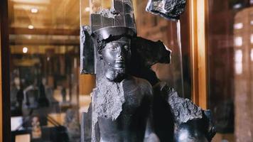 estatuas de antiguo Dioses en el El Cairo museo, Egipto video