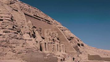 abu Simbel templo, principal Entrada y estatuas, antiguo Egipto video