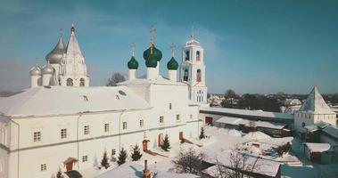 aéreo ver de el invierno monasterio en pereslavl Zalessky, Rusia video
