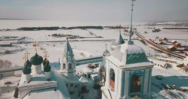 aéreo Visão do a inverno mosteiro dentro pereslavl zalessky, Rússia video