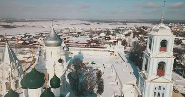 antenne visie van de winter klooster in pereslavl Zalessky, Rusland video