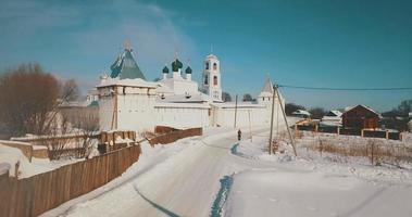 aéreo Visão do a inverno mosteiro dentro pereslavl zalessky, Rússia video
