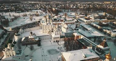 aéreo panorama de el rostov kremlin, invierno ruso paisajes video