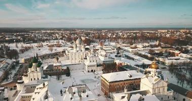 Antenne Panorama von das rostov Kreml, Winter Russisch Landschaften video