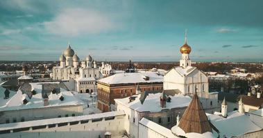 Antenne Panorama von das rostov Kreml, Winter Russisch Landschaften video