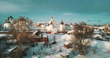 antenne panorama van de Rostov kremlin, winter Russisch landschappen video