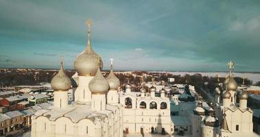 aéreo panorama de el rostov kremlin, invierno ruso paisajes video