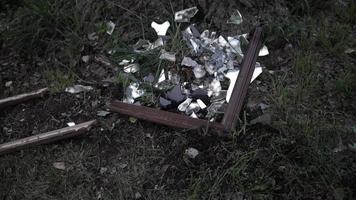 roto, destrozado espejo, fragmentos de vaso video