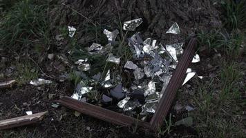 roto, destrozado espejo, fragmentos de vaso video