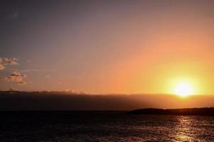 puesta de sol sobre el mar foto