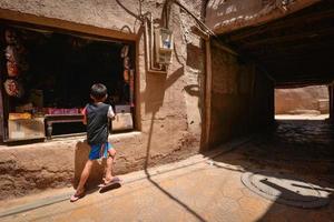 el pequeño tienda de comestibles Tienda en el tradicional adobe casa de el hathpac gente casa foto