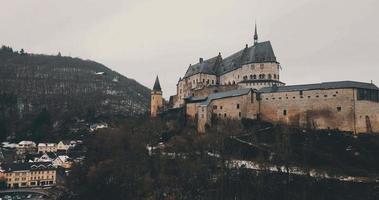 Antenne Aussicht von vianden uralt Schloss im Luxemburg video