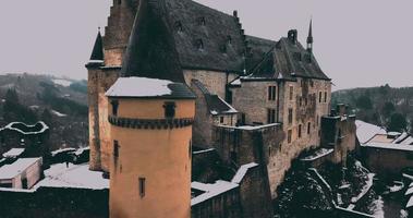 aéreo ver de vianden antiguo castillo en Luxemburgo video