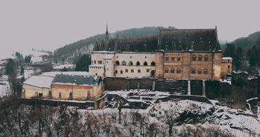 aéreo ver de vianden antiguo castillo en Luxemburgo video