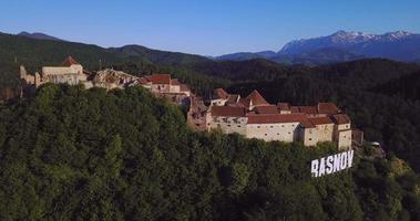 rumänska gammal citadell i rasnov på de berg video