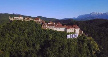 rumänska gammal citadell i rasnov på de berg video