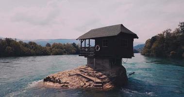 hus på en sten på de drina flod i serbia video