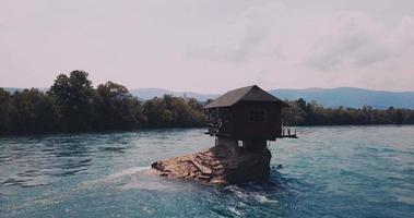 casa en un rock en el drina río en serbia