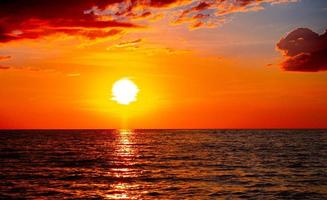 hermosa puesta de sol sobre el mar.cielo en el crepúsculo y reflexión sobre el mar para viajar en vacaciones relajarse foto