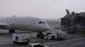 abu dhabi aeropuerto terminal con pasajeros y avión video