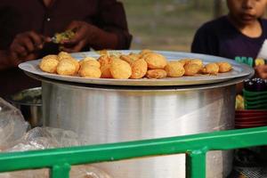 fusca chotpoti es popular calle comida de Bangladesh y India. esta comida mira me gusta patatas fritas.a borde del camino tienda indio bengalí comida plato y pot.testy y lucrativo comida.la plato consiste principalmente de patatas foto