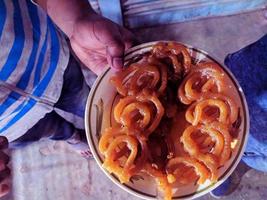 jalebi es Listo a comer.plato relleno jalebi. jilapi es un favorito rápido comida o bocadillo comida en Bangladesh y india.it es hecho en un mezcla de azúcar y harina. foto