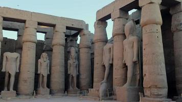 Statuen im das Luxus Tempel im das Abend, Ägypten video