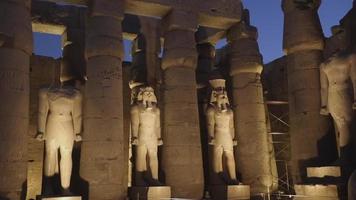 standbeelden in de luxor tempel in de avond, Egypte video